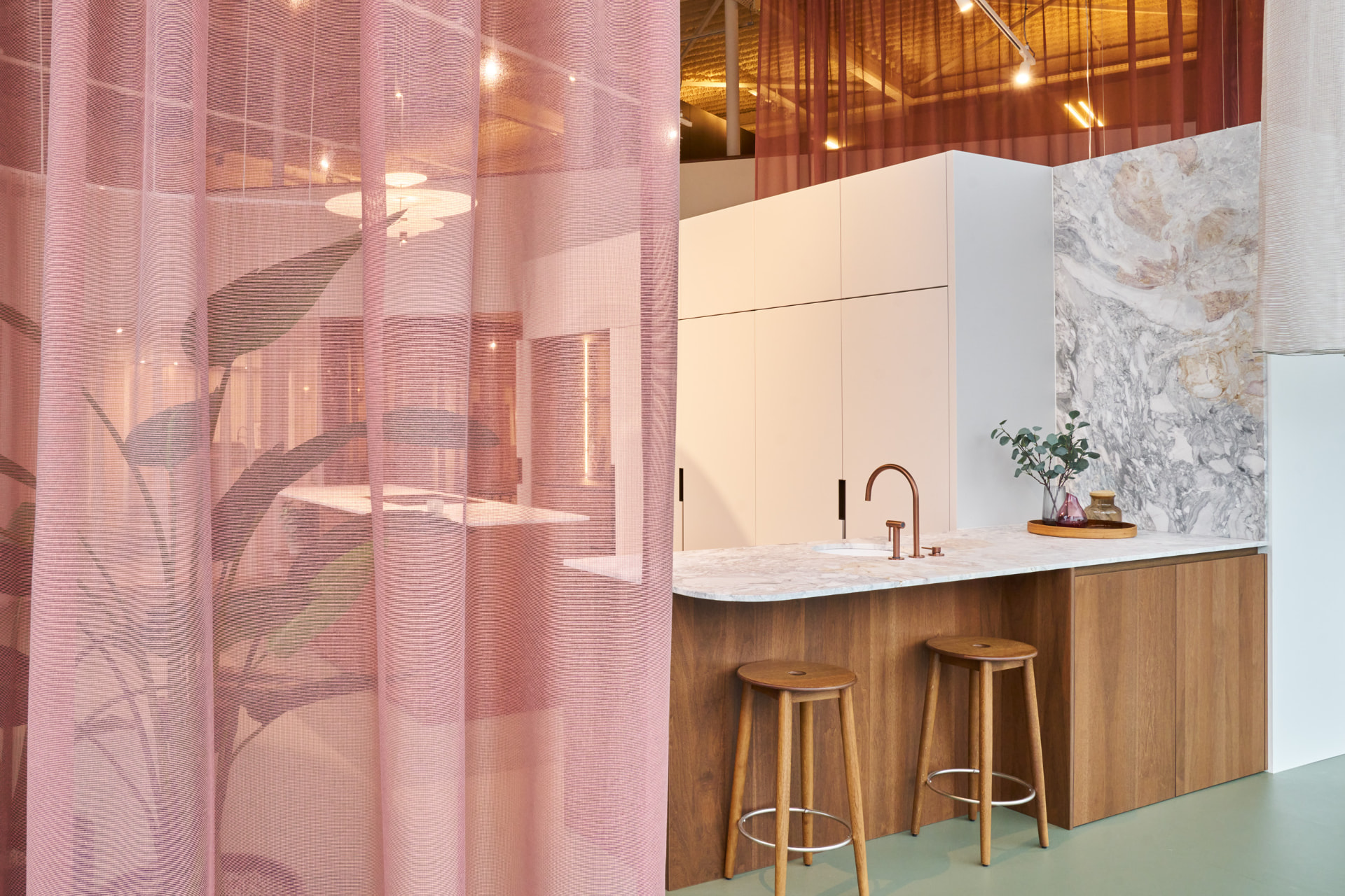 Showroomkeuken met roze gordijn en marmer
