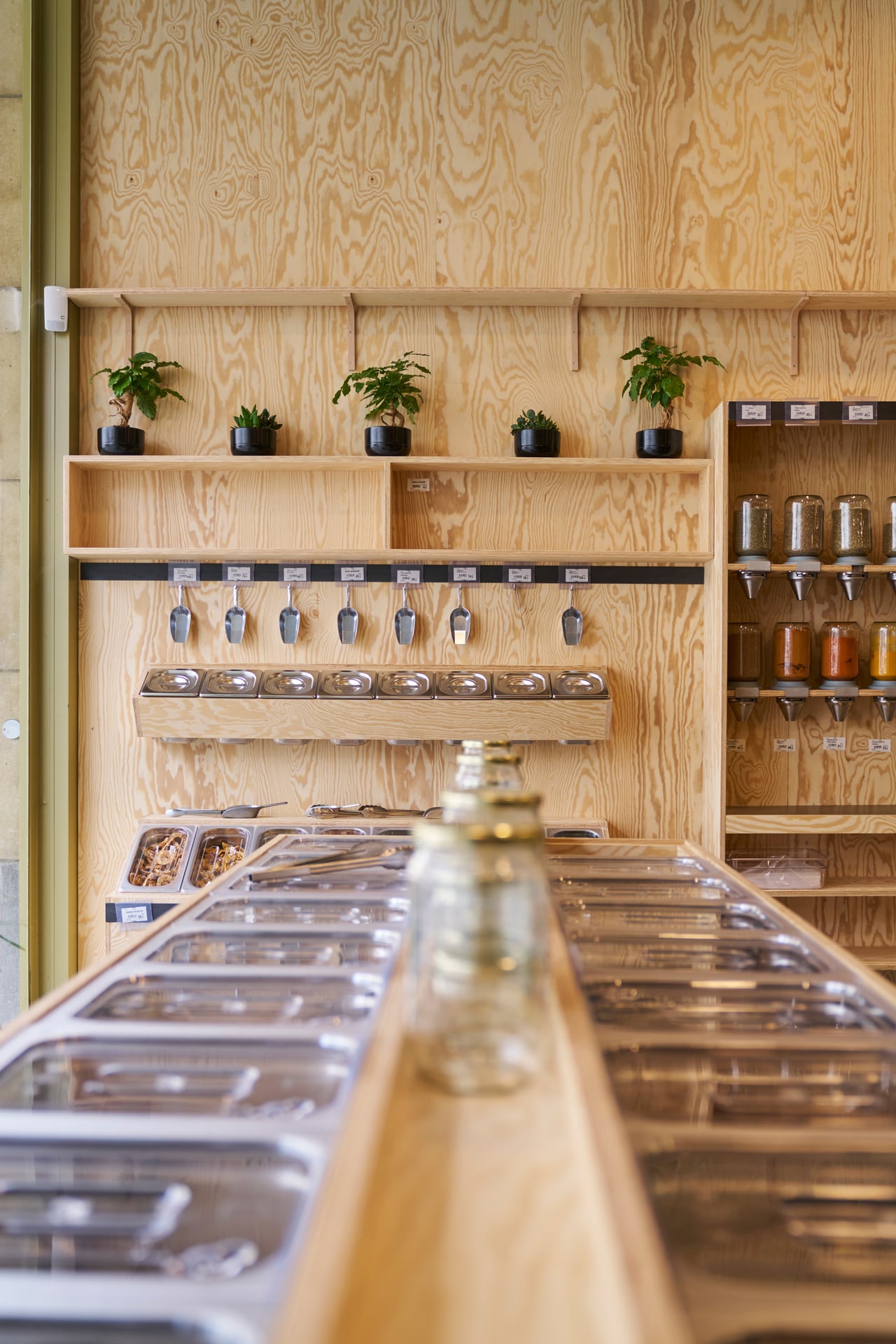 Verpakkingsvrije winkel met multiplex interieur